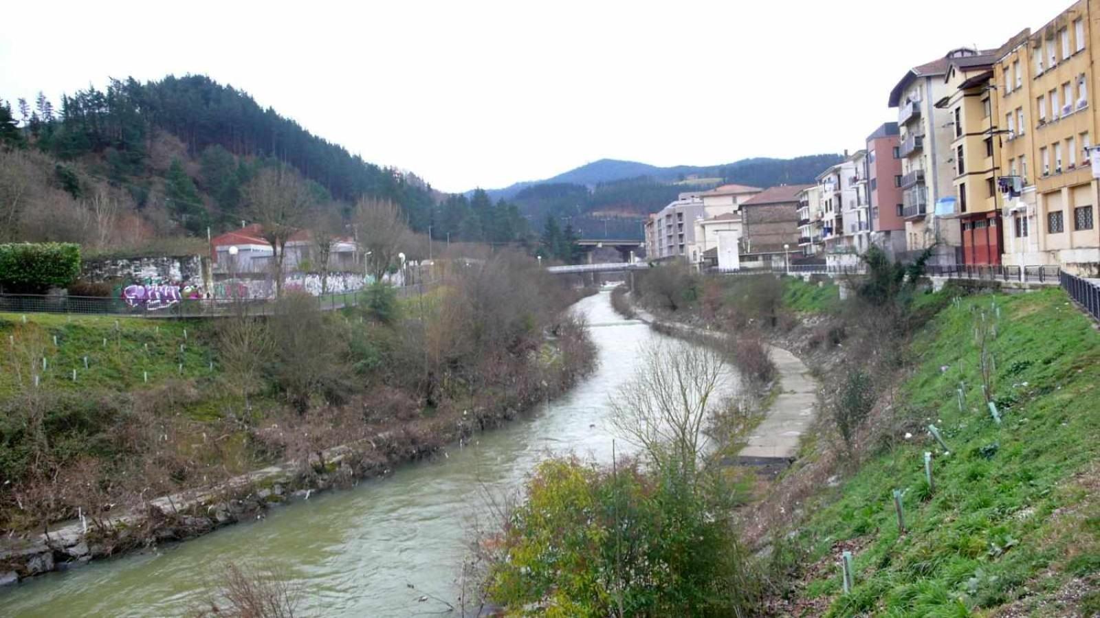 Piso Rio Nervion 15 Minutos Bilbao Apartment Ugao-Miraballes Bagian luar foto