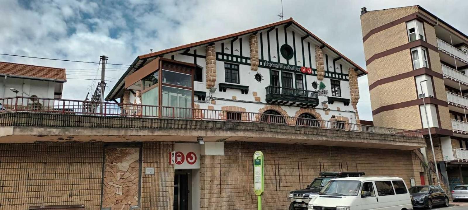 Piso Rio Nervion 15 Minutos Bilbao Apartment Ugao-Miraballes Bagian luar foto